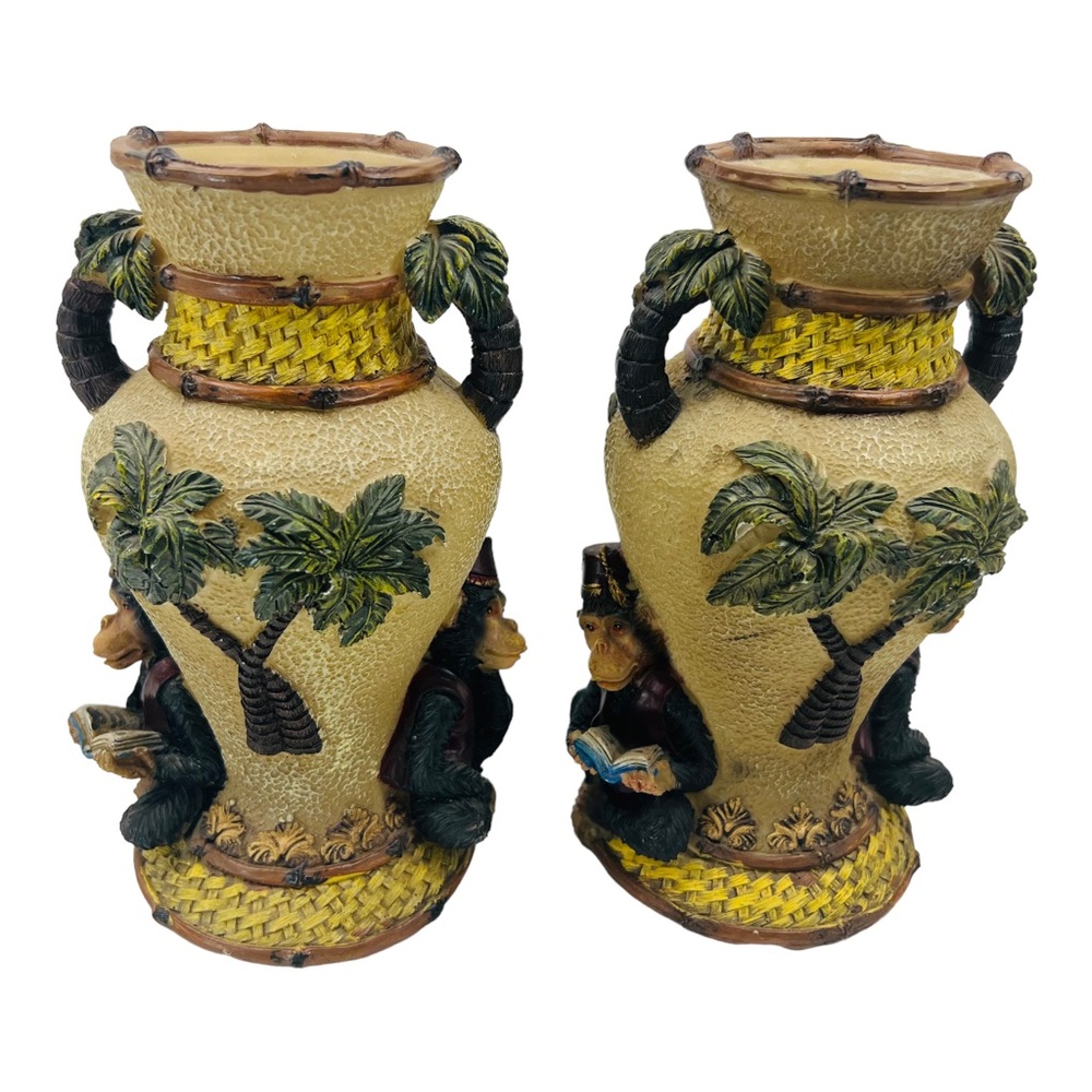 Dos jarras de florero  con changuitos o un decoración
